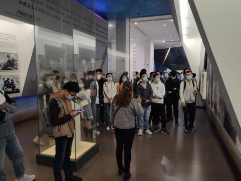 图片5-专注听讲的同学们.jpg